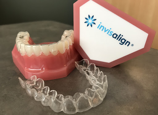 Neviditeľný strojček Invisalign